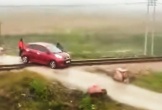 Phạt người phụ nữ chạy ô tô mắc kẹt trên đường ray tàu hỏa