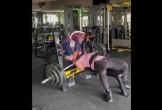 Kinh hoàng vận động viên suýt chết khi bị khối tạ 165kg đè lên cổ