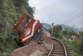 Tàu hàng lật nghiêng, đường sắt Bắc Nam tê liệt