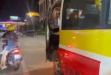 VIDEO: Tài xế xe buýt cố tình mở cửa va vào xe máy chở trẻ nhỏ