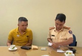 Nghệ An: Triệu tập tài xế xe buýt cố tình mở cửa va vào xe máy chở trẻ nhỏ