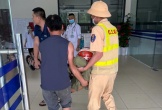 CSGT Nghệ An kịp thời giúp đỡ người đàn ông bị ngất xỉu trên đường