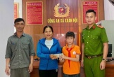 Nhặt được 61 triệu đồng, bé trai lên công an nhờ trao trả lại cho người đánh rơi