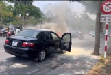 Ô tô bốc cháy ngùn ngụt giữa phố, hai vợ chồng tung cửa bỏ chạy