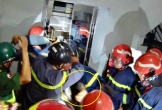 Giải cứu cô gái bị kẹt trong thang máy lúc rạng sáng