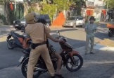 Clip ghi lại cảnh kinh hãi, người đàn ông chạy xe máy cầm rựa “múa” loạn xạ trên đường
