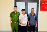 Người đàn ông nhặt được nhẫn vàng gắn đá quý trong túi rác