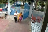 CLIP: Người chồng đau đớn khi vợ bị sét đánh tử vong