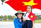 MC Khánh Vy xúc động trong khoảnh khắc check-in với đại kỳ