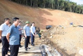 Phó Chủ tịch UBND tỉnh Hoàng Phú Hiền kiểm tra hiện trường Dự án xây dựng đường giao thông vào trung tâm xã Nhôn Mai và Mai Sơn, huyện Tương Dương