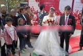 Cô gái 25 tuổi cưới chồng 60 tuổi, bố mẹ khóc như mưa khi đi đưa dâu