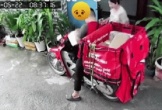 Xót xa hình ảnh nam shipper ngất xỉu ngay trên xe khi đang giao hàng cho khách