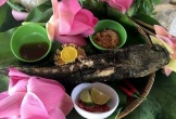 Thơm lừng cá lóc nướng trui cuốn lá sen non Đồng Tháp