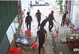 CLIP: Nhóm côn đồ mặc toàn đồ đen hung hãn đập phá quán phở