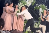 Chàng trai cầu hôn nhầm người trong đám cưới và cái kết