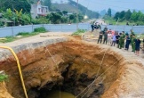 Thông tin mới vụ người đi xe máy mất tích vì rơi xuống “hố tử thần”
