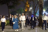 Tổng thống Hungary và Phu nhân đi dạo, ngắm cảnh hồ Hoàn Kiếm