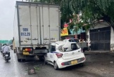Taxi tông vào ô tô tải dừng ven đường, tài xế nằm bất động trong xe