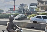 Va chạm với xe đầu kéo, ô tô con văng qua dải phân cách