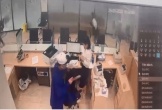 VIDEO: Người đàn ông bịt mặt xông vào ngân hàng cướp 400 triệu đồng