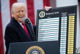 Vừa bị chặn, lệnh áp thuế quy mô lớn của ông Trump lại được khôi phục