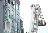 Thanh niên vào khách sạn ở Đà Nẵng đòi nhảy từ tầng 4 rồi xin thuốc lá lực lượng cứu hộ để hút