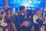 Màn cầu hôn “có một không hai” tại lễ tốt nghiệp đại học ở TP HCM