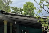 Gọi mãi không được, vợ leo lên mái nhà thì thấy chồng nằm bất động, người cháy sém