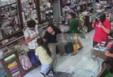 Bị từ chối trả hàng, cô gái cầm dao tấn công người đàn ông