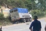 VIDEO: Xe tải tông xe máy, 2 người thương vong