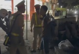 Vợ bị yêu cầu dừng xe kiểm tra, chồng lăng mạ, tát CSGT