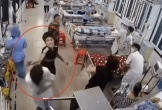 Camera ghi lại cảnh con trai bệnh nhân đánh liên tiếp vào đầu nhân viên y tế BV Đa khoa Nam Định