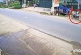 VIDEO: Người đàn ông đi xe máy lao vào cống thoát nước bên đường tử vong