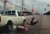 Người đàn ông bất ngờ văng khỏi xe máy, bị ô tô đâm trúng