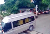Xử phạt tài xế xe khách cố vượt đường ngang khi tàu sắp đến