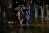 Bão số 1 gây mưa lớn, người dân Đà Nẵng trắng đêm chạy lụt giữa mùa hè