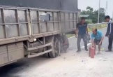Xe tải bốc cháy giữa cao tốc, người dân lao vào dập lửa gây bão mạng