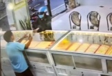 Bắt giữ kẻ cướp vàng rồi bỏ chạy trong mưa