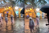 Miền Trung mưa bão, du khách vẫn khám phá theo cách riêng