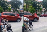Người đàn ông bám nắp capo ô tô khi xe đang chạy