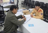 Tài xế 2 lần vượt đèn đỏ bất ngờ được CSGT biểu dương