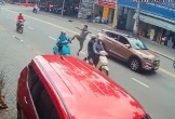 Người đàn ông xuống ô tô đạp ngã nữ tài xế 26 tuổi khai gì?