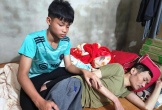 Nghẹn lòng cảnh nam sinh lớp 9 chăm cha liệt giường, bà nội già yếu