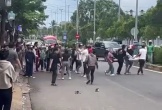 Đánh nhau náo loạn trước cổng bệnh viện, 1 người được... khiêng vào viện