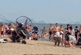 Dù lượn gắn động cất cánh bất thành, lao vào du khách tắm biển ở Bãi Cháy
