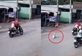 Người phụ nữ thả bé 1 tuổi bò giữa đường rồi phóng xe bỏ đi