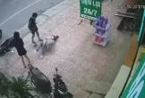 Hai cô gái bị nam thanh niên chặn xe, hành hung giữa đường