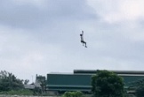 Video bé trai bị diều cuốn bay lơ lửng trên không trung, cư dân mạng thót tim trước cảnh tượng 