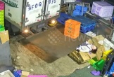 Bị mắc kẹt ở đuôi xe tải, nữ công nhân la hét cầu cứu