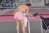 Ngọc Trinh bị chỉ trích vì hở bạo chơi pickleball